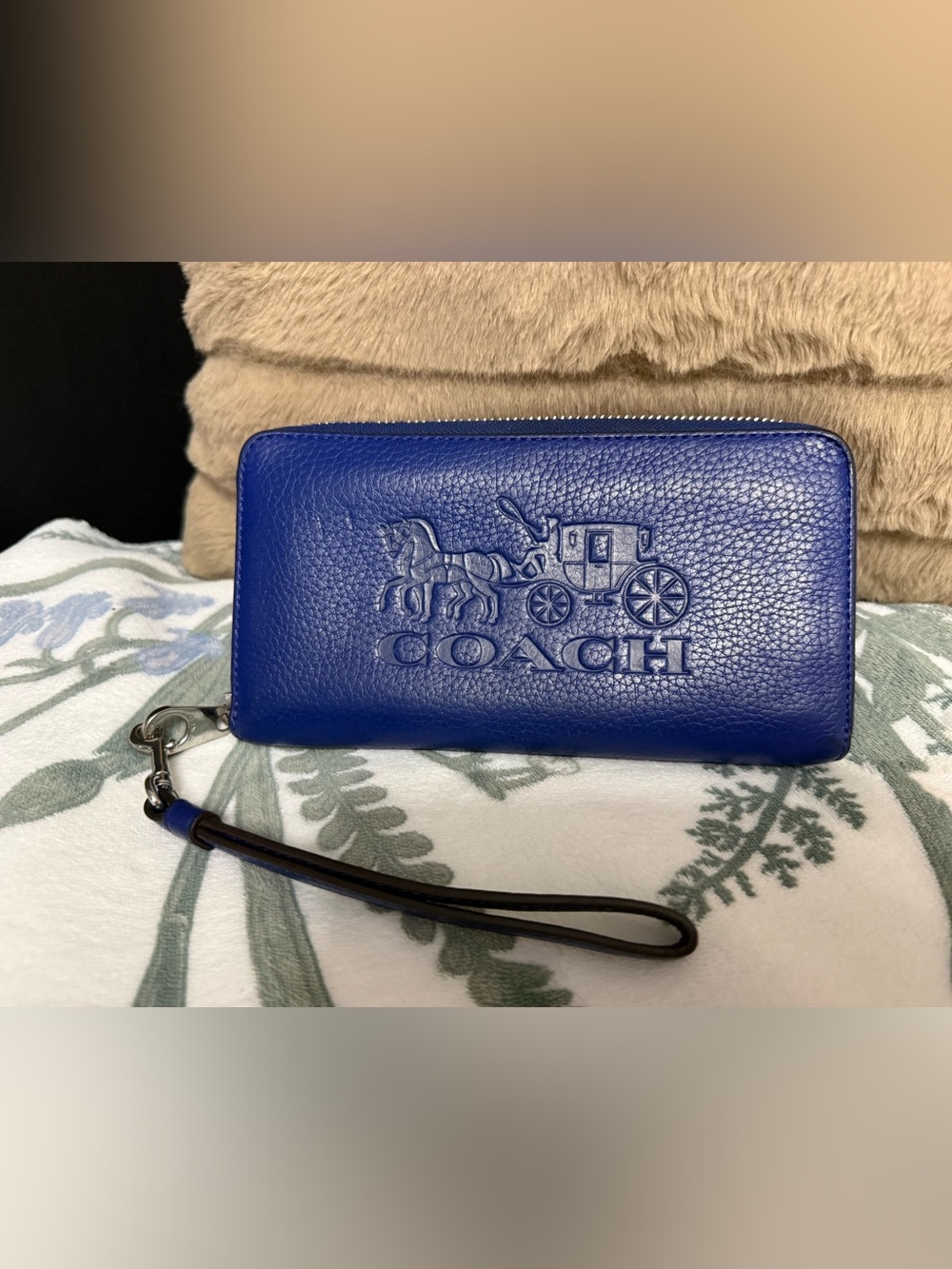 💙 🦋Coach Long Zip Around Wallet in Embossed Horse & Carriage Cobalt Blue💙🦋